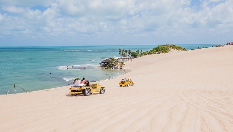 Turistas andam de bugue nas dunas de Natal (RN)