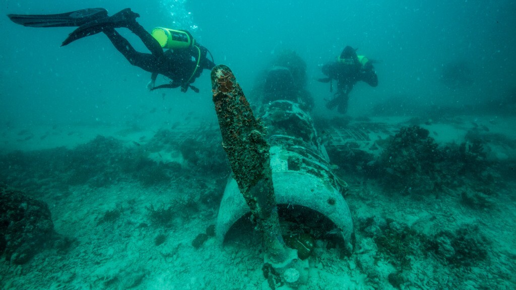Mergulho na história de Papua Nova Guiné. A Família Schurmann mergulhou a mais de 40 metros para explorar o naufrágio de um avião japonês da 2ª Guerra Mundial