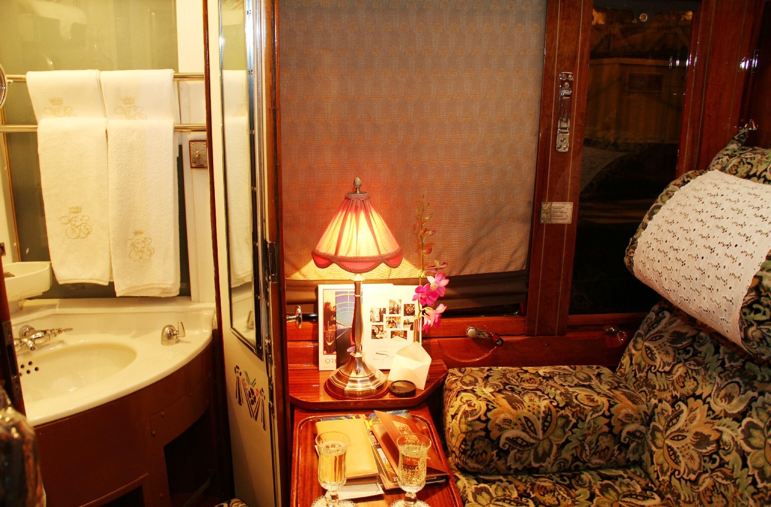 Interior do Venice Simplon-Orient-Express, que vai de Paris a Veneza