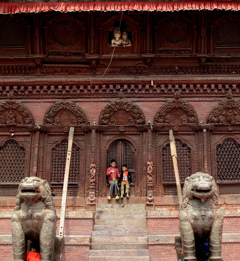 Meninos brincam em templo na praça Darbar