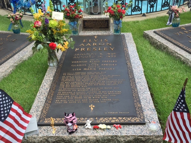 O túmulo de Elvis, seus pais e avó no jardim de Graceland